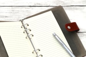 仕事を辞めるか続けるかで迷い、考えを整理しているイメージ