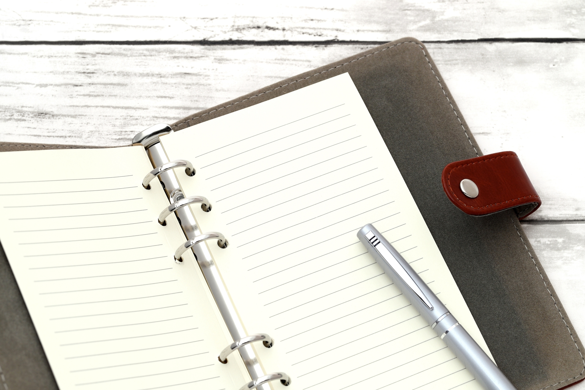 仕事を辞めるか続けるかで迷い、考えを整理しているイメージ