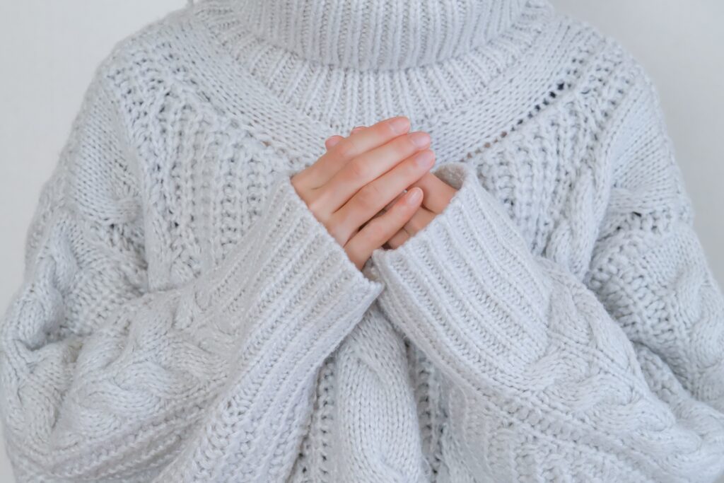 仕事を辞めた後の生活を思い、不安な気持ちで立ち止まっている人のイメージ