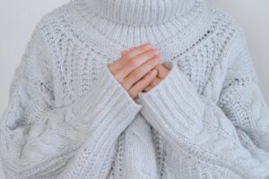 仕事を辞めた後の生活を思い、不安な気持ちで立ち止まっている人のイメージ