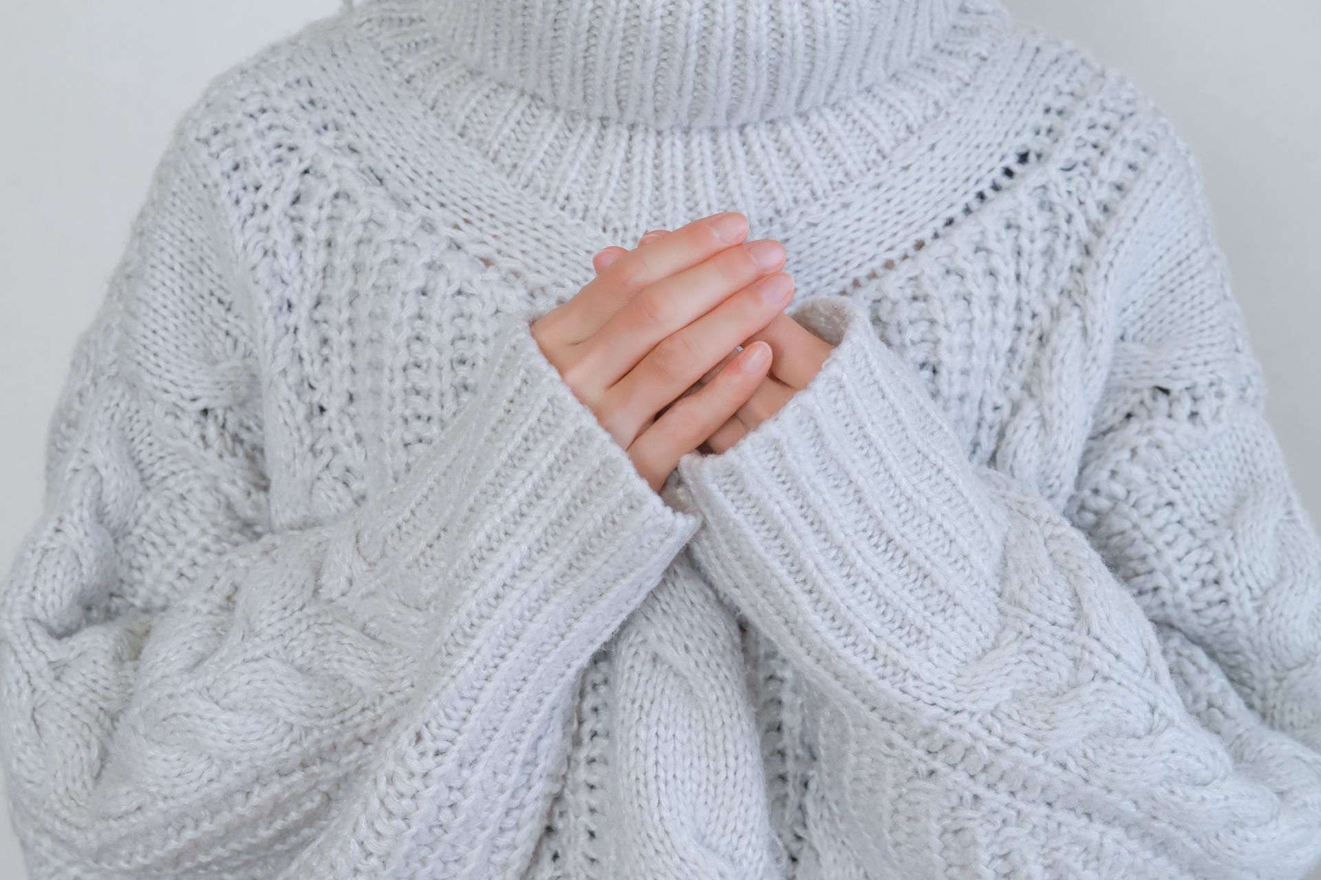 仕事を辞めた後の生活を思い、不安な気持ちで立ち止まっている人のイメージ