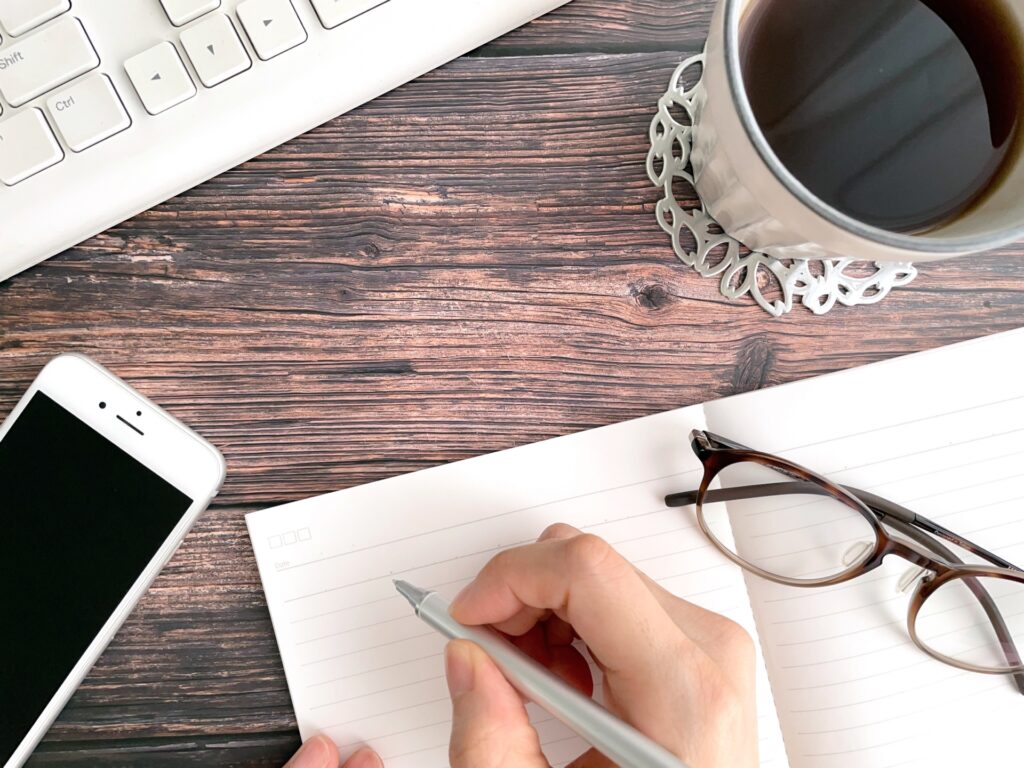 仕事を辞めたいと感じて無料で相談できる場所を探しているイメージ