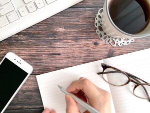 仕事を辞めたいと感じて無料で相談できる場所を探しているイメージ