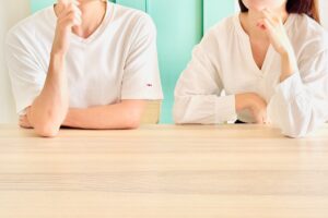 仕事について考えながら、相談先を迷っている人のイメージ