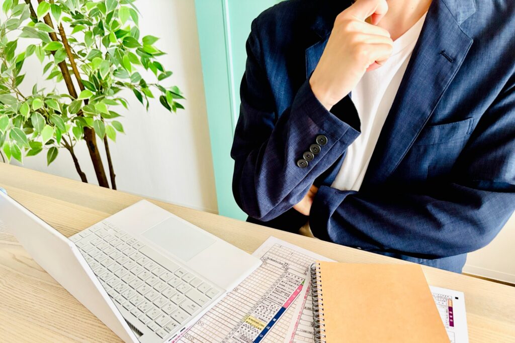 仕事を辞めたあとにやることを整理して考えている人のイメージ