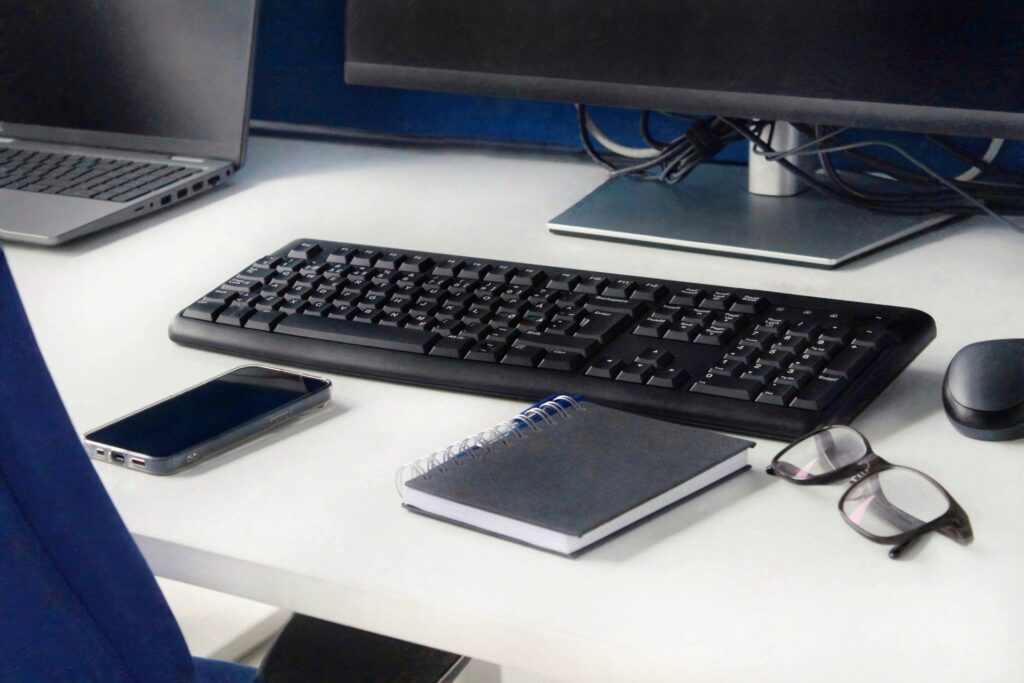 仕事を辞めたいと限界を感じている状況をイメージした写真