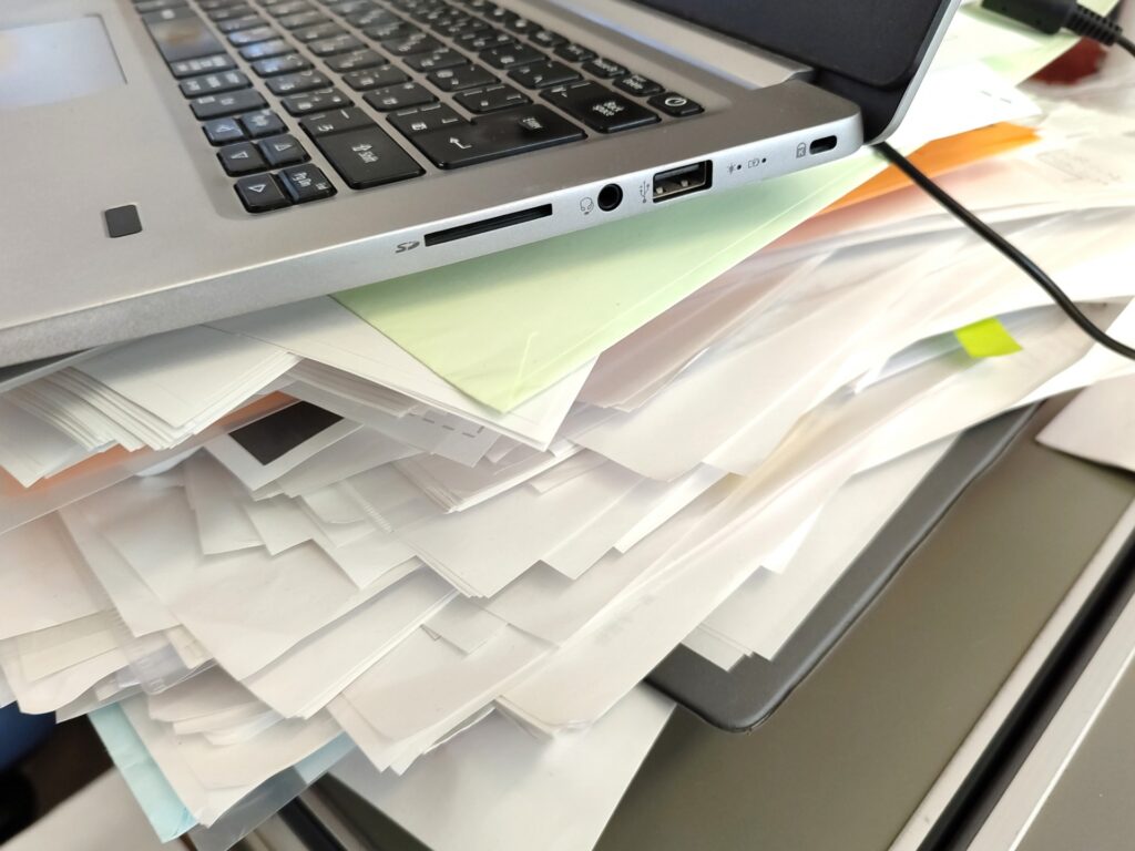 の記事用👇 仕事を辞めたいのに辞められず判断が止まっている状況をイメージしたデスクの写真