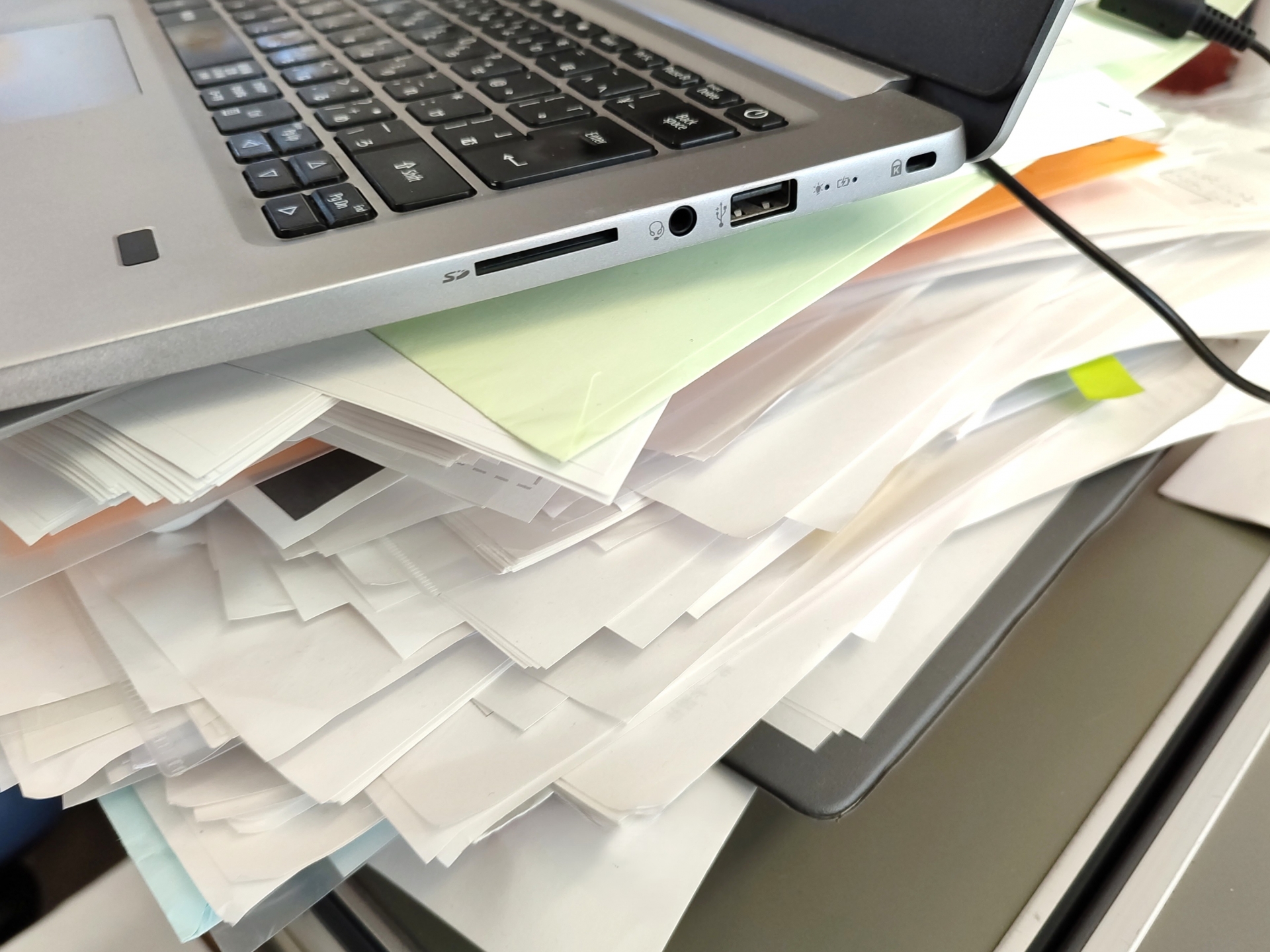 の記事用👇 仕事を辞めたいのに辞められず判断が止まっている状況をイメージしたデスクの写真