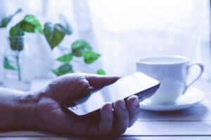 お金の不安で仕事を辞めたい気持ちがありながら動けず考えている人のイメージ